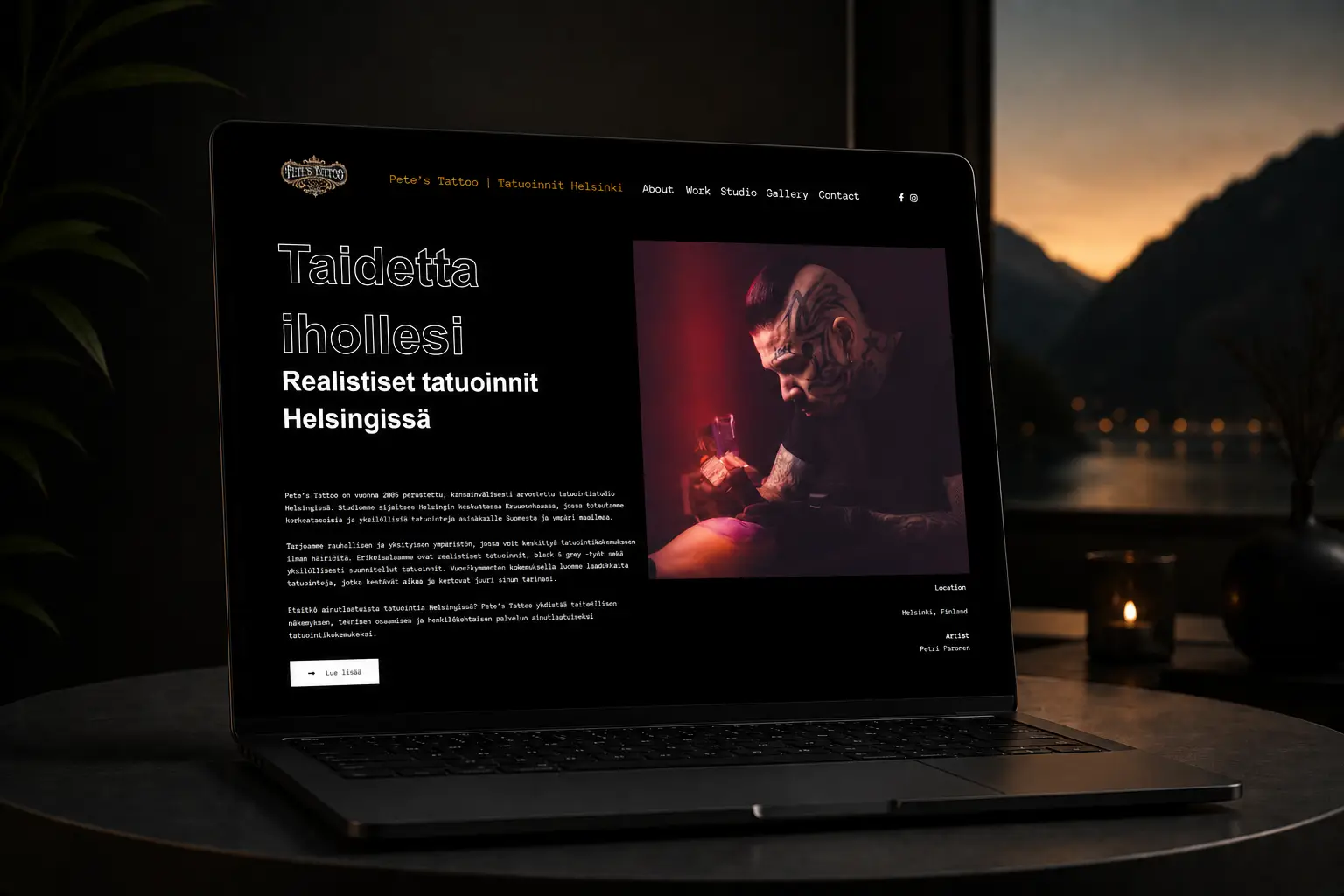 Website von Pete's Tattoo Studio auf einem Laptop